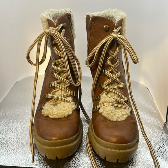 Universal thread boots. Very, very gently used condition. Size 7 1/2​​ - Picture 1 of 6